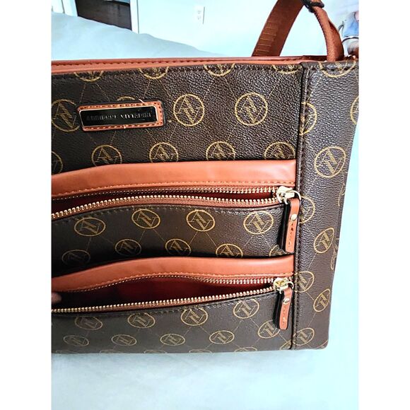 Adrienne Vittadini Signature Logo Crossbody doble zipper Bag Brown Leather Italy - Picture 10 of 11